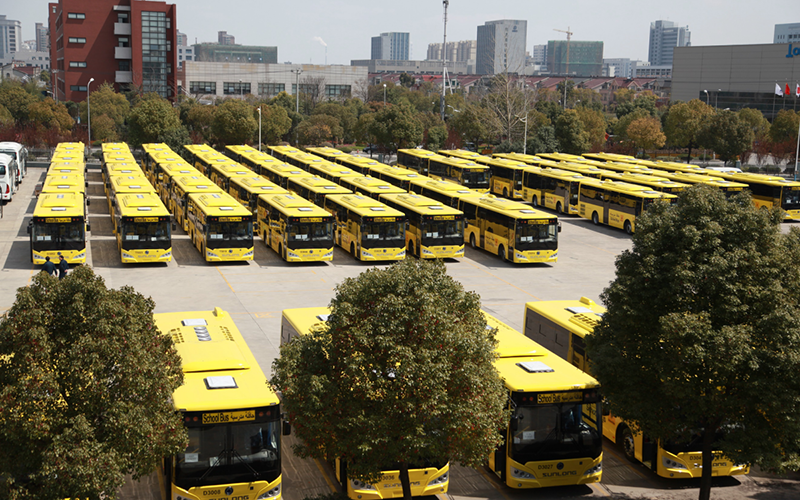 2015年，120臺(tái)SLK6109校車(chē)在申龍工廠整裝待發(fā)沙特市場(chǎng)。